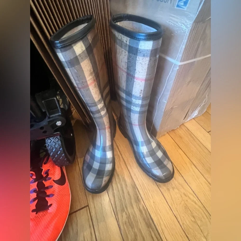 Burberry stylish plaid